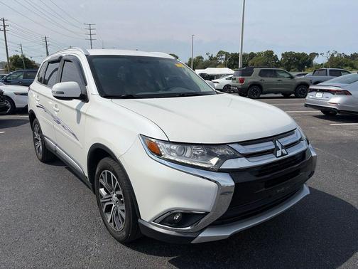 Diamond White Pearl 2018 Mitsubishi Outlander SEL