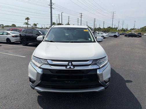 Diamond White Pearl 2018 Mitsubishi Outlander SEL