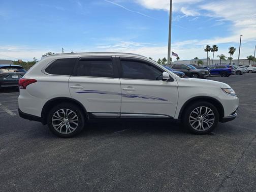Diamond White Pearl 2018 Mitsubishi Outlander SEL S-AWC