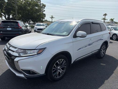 Diamond White Pearl 2018 Mitsubishi Outlander SEL