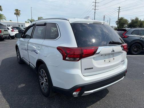 Diamond White Pearl 2018 Mitsubishi Outlander SEL
