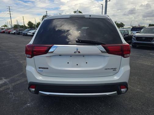 Diamond White Pearl 2018 Mitsubishi Outlander SEL S-AWC