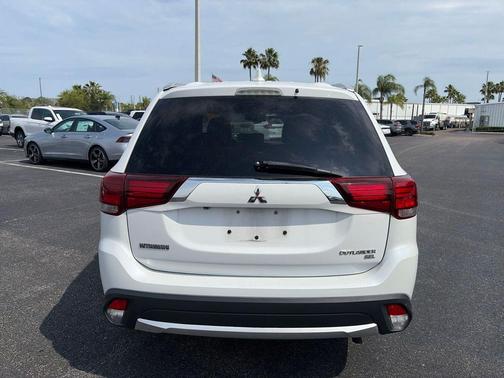 Diamond White Pearl 2018 Mitsubishi Outlander SEL