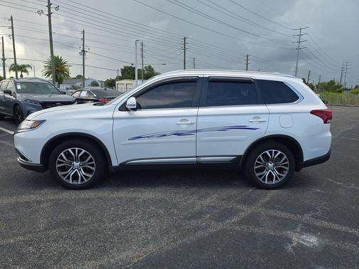 Diamond White Pearl 2018 Mitsubishi Outlander SEL S-AWC