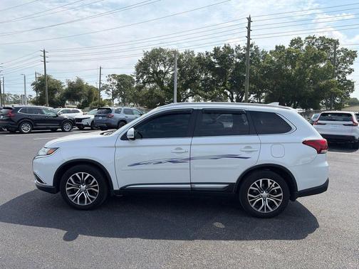 Diamond White Pearl 2018 Mitsubishi Outlander SEL