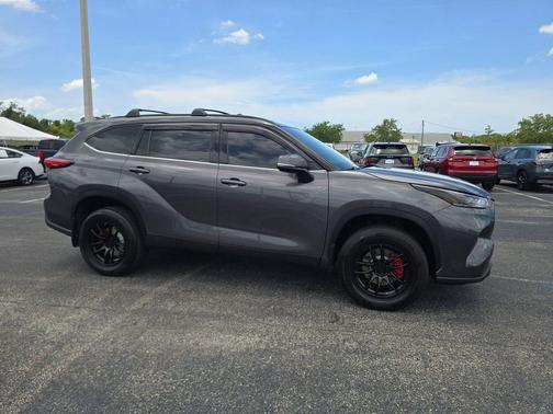 Magnetic Gray Metallic 2022 Toyota Highlander XLE