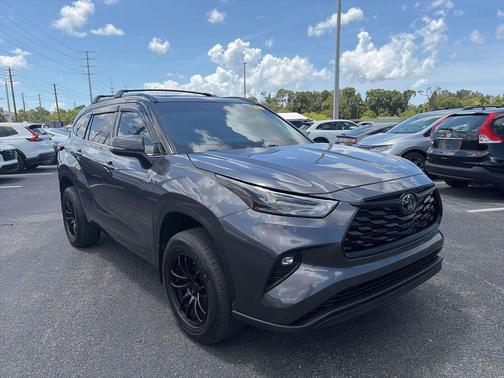 Magnetic Gray Metallic 2022 Toyota Highlander XLE
