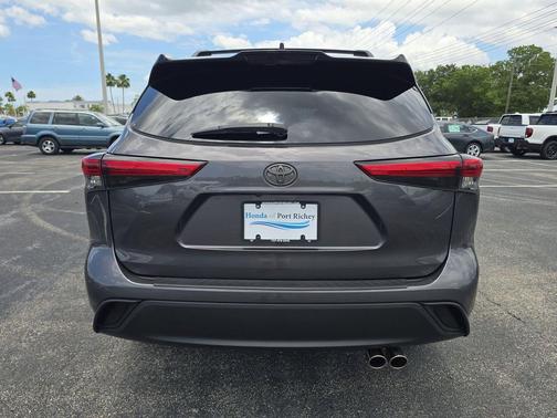 Magnetic Gray Metallic 2022 Toyota Highlander XLE