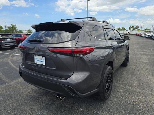 Magnetic Gray Metallic 2022 Toyota Highlander XLE