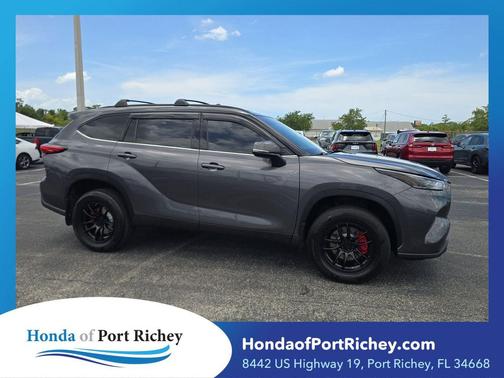 Magnetic Gray Metallic 2022 Toyota Highlander XLE