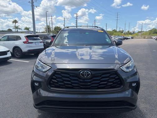 Magnetic Gray Metallic 2022 Toyota Highlander XLE