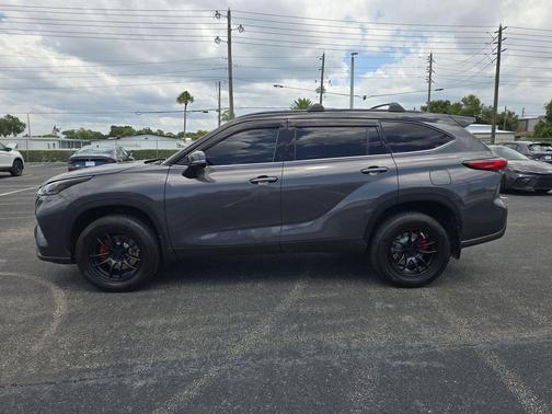 Magnetic Gray Metallic 2022 Toyota Highlander XLE
