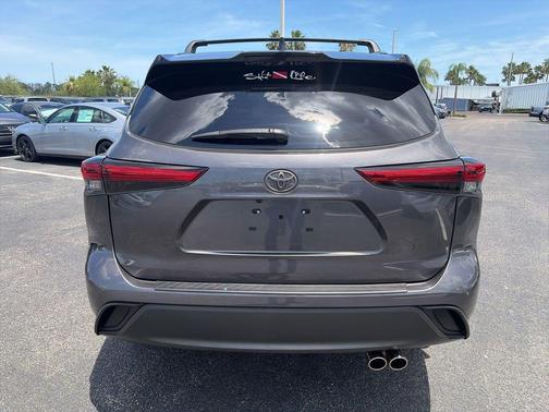 Magnetic Gray Metallic 2022 Toyota Highlander XLE