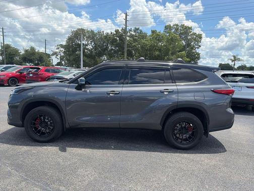Magnetic Gray Metallic 2022 Toyota Highlander XLE