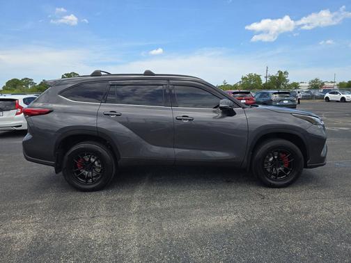 Magnetic Gray Metallic 2022 Toyota Highlander XLE