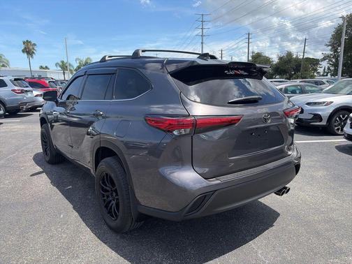 Magnetic Gray Metallic 2022 Toyota Highlander XLE