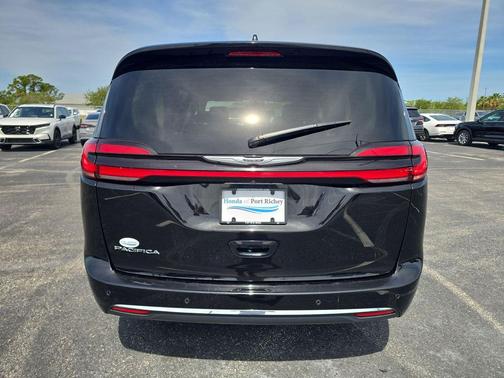 Diamond Black Crystal Pearlcoat 2024 Chrysler Pacifica Touring L