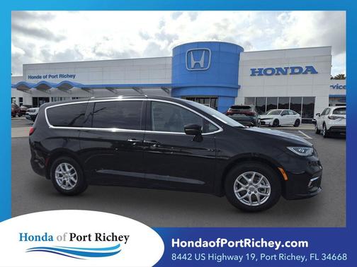 Diamond Black Crystal Pearlcoat 2024 Chrysler Pacifica Touring L