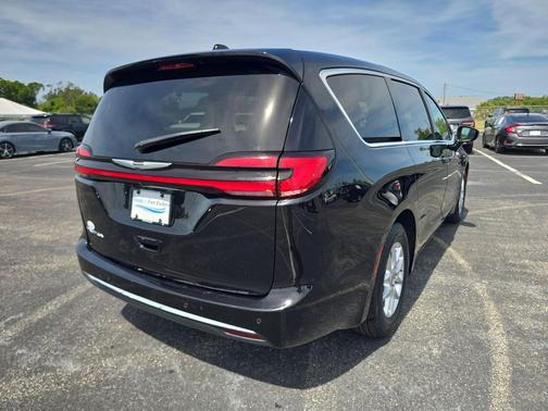 Diamond Black Crystal Pearlcoat 2024 Chrysler Pacifica Touring L