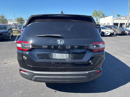 2023 Honda Pilot 2WD LX