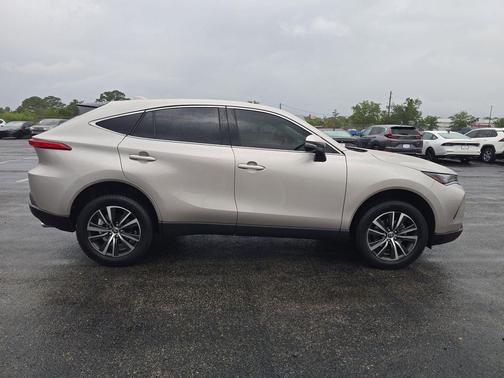 Brobze 2022 Toyota Venza LE