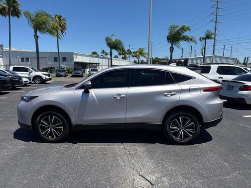 Brobze 2022 Toyota Venza LE