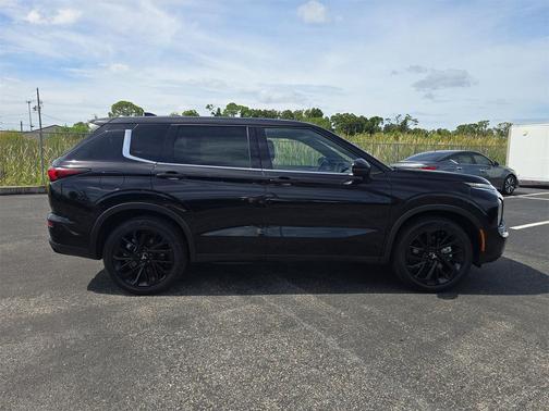 2023 Mitsubishi Outlander SE Black Edition 2WD