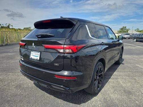 2023 Mitsubishi Outlander SE Black Edition 2WD
