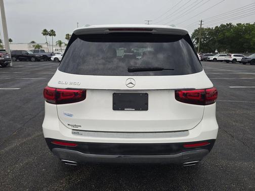Digital White Metallic 2022 Mercedes-Benz GLB 250 Base