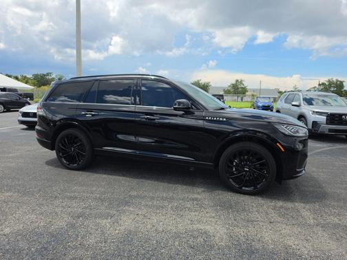 Infinite Black Metallic Clearcoat 2025 Lincoln Aviator Reserve AWD