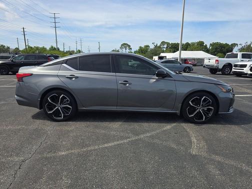 Gun Metallic 2023 Nissan Altima SR FWD