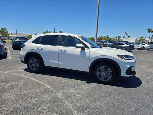 Platinum White Pearl 2026 Honda HR-V LX