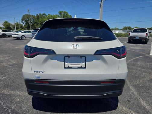 Platinum White Pearl 2026 Honda HR-V LX