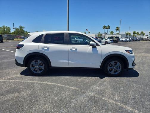 Platinum White Pearl 2026 Honda HR-V LX