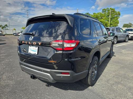 Crystal Black Pearl 2026 Honda Pilot TrailSport