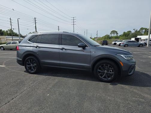 Platinum Gray Metallic 2024 Volkswagen Tiguan 2.0T SE