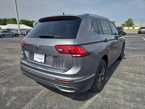 Platinum Gray Metallic 2024 Volkswagen Tiguan 2.0T SE