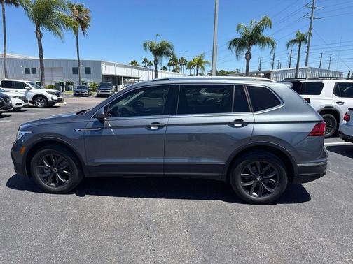 Platinum Gray Metallic 2024 Volkswagen Tiguan 2.0T SE