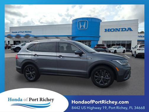 Platinum Gray Metallic 2024 Volkswagen Tiguan 2.0T SE