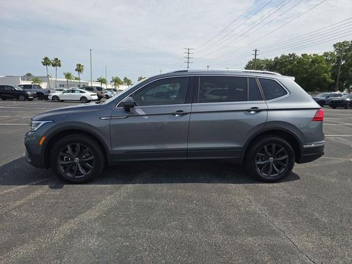 Platinum Gray Metallic 2024 Volkswagen Tiguan 2.0T SE