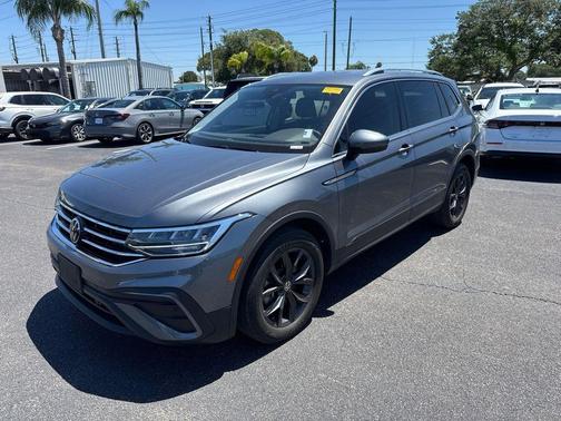 Platinum Gray Metallic 2024 Volkswagen Tiguan 2.0T SE