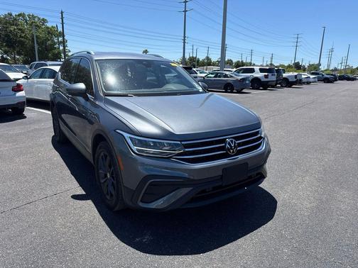 Platinum Gray Metallic 2024 Volkswagen Tiguan 2.0T SE
