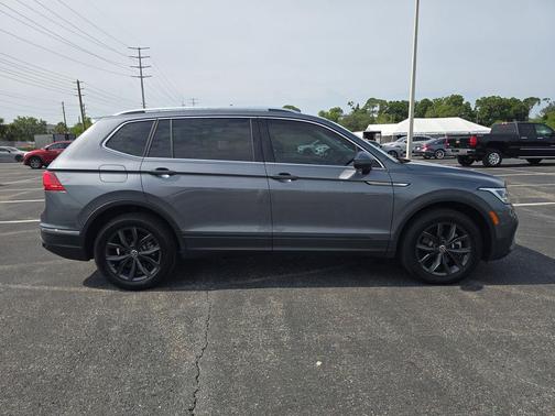 Platinum Gray Metallic 2024 Volkswagen Tiguan 2.0T SE