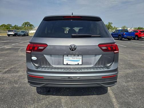 Platinum Gray Metallic 2024 Volkswagen Tiguan 2.0T SE