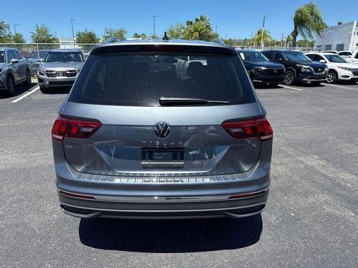 Platinum Gray Metallic 2024 Volkswagen Tiguan 2.0T SE