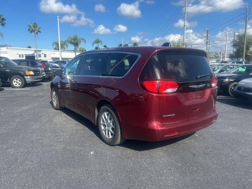 2023 Chrysler Voyager LX