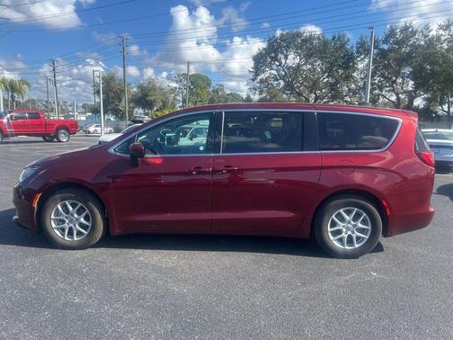 2023 Chrysler Voyager LX