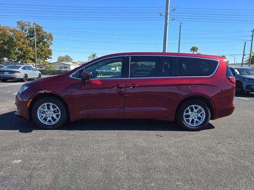 2023 Chrysler Voyager LX