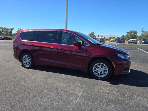 2023 Chrysler Voyager LX