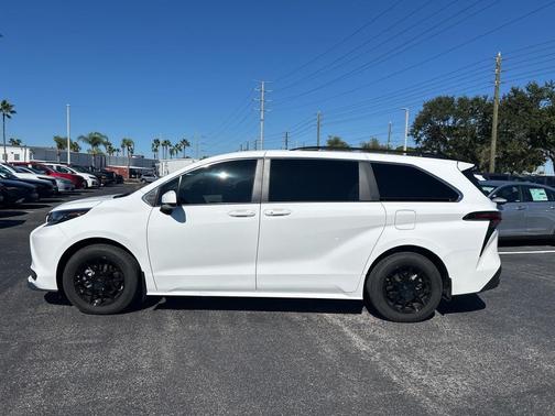 2024 Toyota Sienna LE